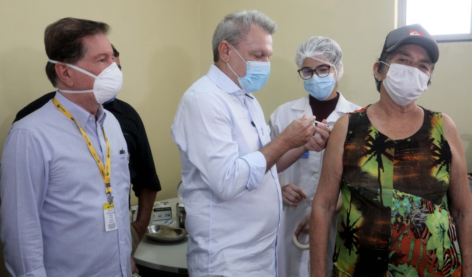 prefeito vacinando uma senhora